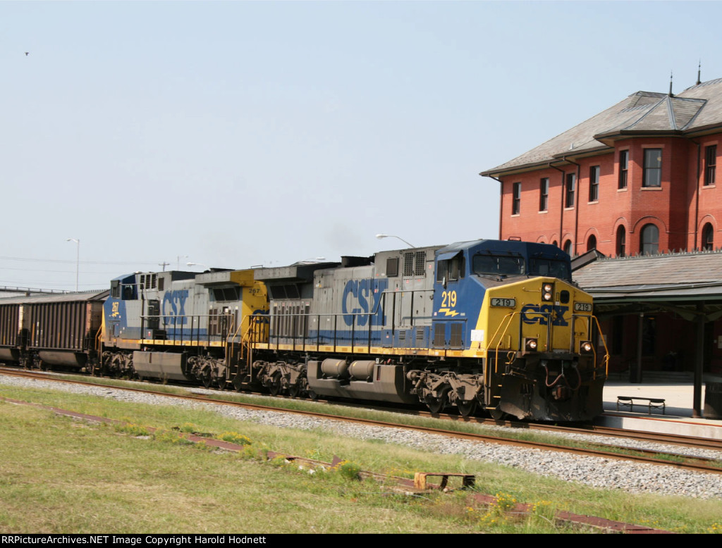 CSX 219 & 267 lead train U323 northbound